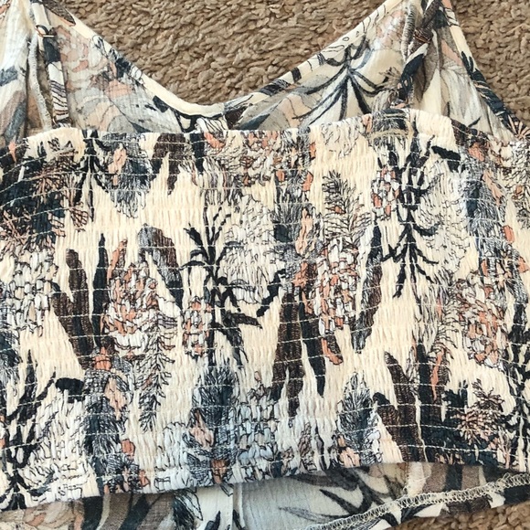 Kendall & Kylie Floral Crop Top - Picture 7 of 7